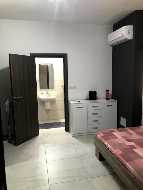 Luqa Apartment - 5 Mins From Airport Kültér fotó